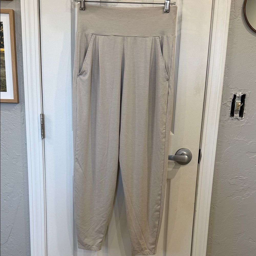 Vuori Neutral High-Waist Relaxed Joggers in Light Taupe